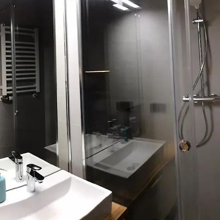New Modern Apartment, Top Floor, Great View! Ac, Designer Industrial! Natural Wood! Apartment *
