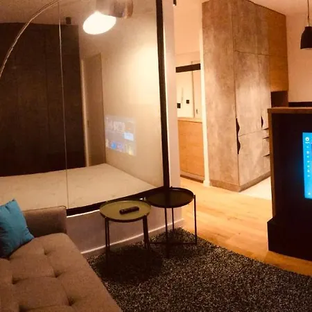 New Modern Apartment, Top Floor, Great View! Ac, Designer Industrial! Natural Wood! *