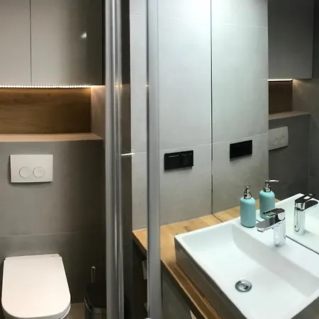 New Modern Apartment, Top Floor, Great View! Ac, Designer Industrial! Natural Wood! *